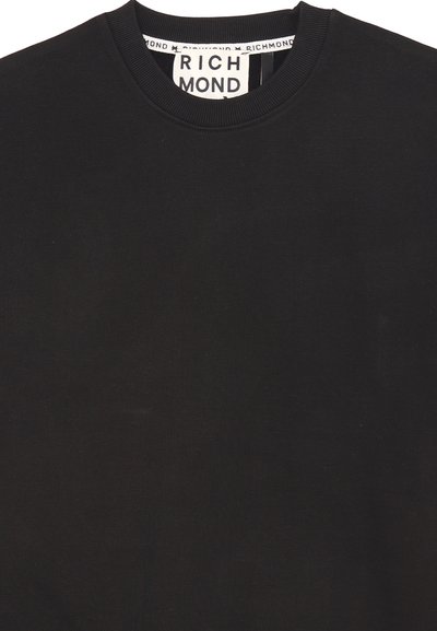 Maglione girocollo nero realizzato in tessuto morbido, con una finitura testurizzata e etichetta "RICH MOND" all'interno del colletto.