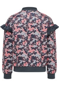 Przycięty polar w wielokolorowym, abstrakcyjnym wzorze kamuflażu. Wykonany z miękkiego materiału, z falbanami na ramionach i ściągaczami na mankietach.