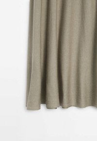 Abito al ginocchio di un verde oliva smorzato, realizzato in un tessuto morbido e testurizzato, con una silhouette fluida e delicate righe verticali.