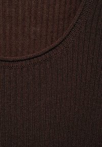 Tessuto a maglia a coste marrone con scollatura ampia e arrotondata. Motivo testurizzato creato da coste verticali in tutto il materiale.