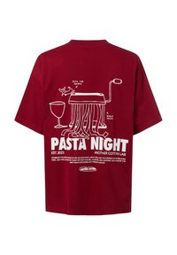 Bordå cotton t-paita, jossa on valkoinen graafinen kuvasto spagettista ja viinilasista sekä teksti "PASTA NIGHT" takana. Isokokoinen.