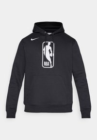 Čierna mikina Nike s predným vreckom, obsahujúca biele logo NBA a siluetu. Kapucňa so šnúrkami a žebrované manžety. Mäkčený materiál.