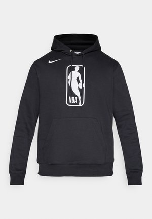 Čierna mikina Nike s predným vreckom, obsahujúca biele logo NBA a siluetu. Kapucňa so šnúrkami a žebrované manžety. Mäkčený materiál.