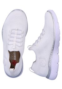 Baskets blanches en matériau tricoté, avec un design texturé, des lacets élastiques et une semelle en caoutchouc blanc avec une légère brillance.