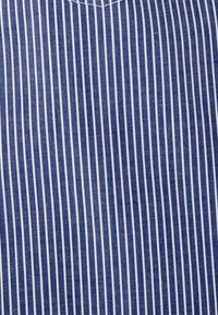 Non sélectionné, bleu rayé