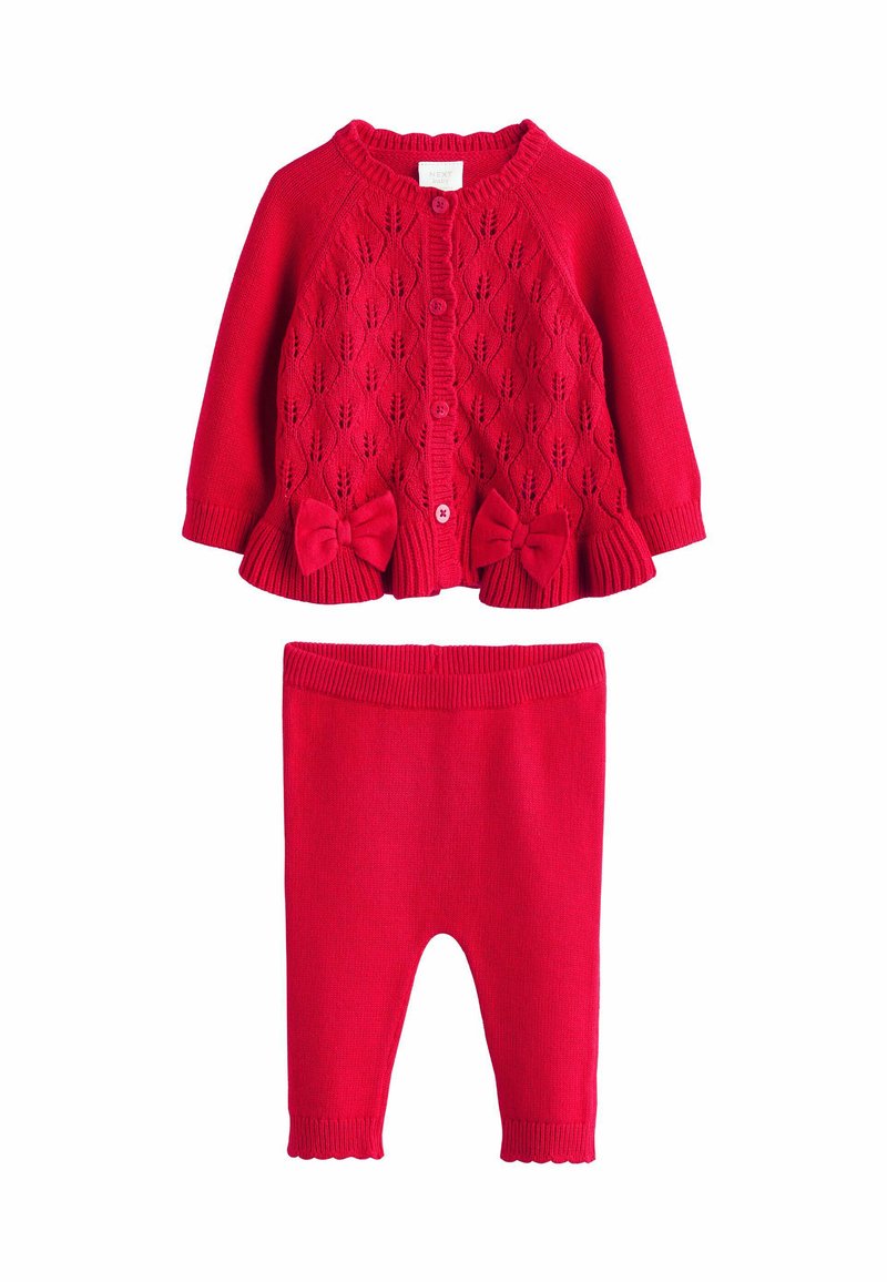 Roter gestrickter Babyanzug mit langärmeliger, durchgeknöpfter Strickjacke mit Schleifen und passenden Leggings mit gerippten Bündchen.