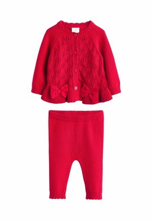 Rood gebreid babyoutfit met een lange mouw, een knopen cardigan versierd met strikken en bijpassende leggings met ribbelmanchetten.