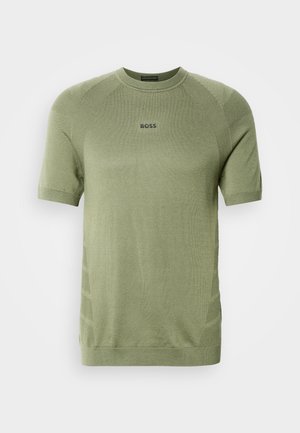 Ελιάς πράσινο πουκάμισο πλεκτό με κοντά μανίκια, στρογγυλή λαιμόκοψη και λογότυπο "BOSS" στο κέντρο του στήθους.