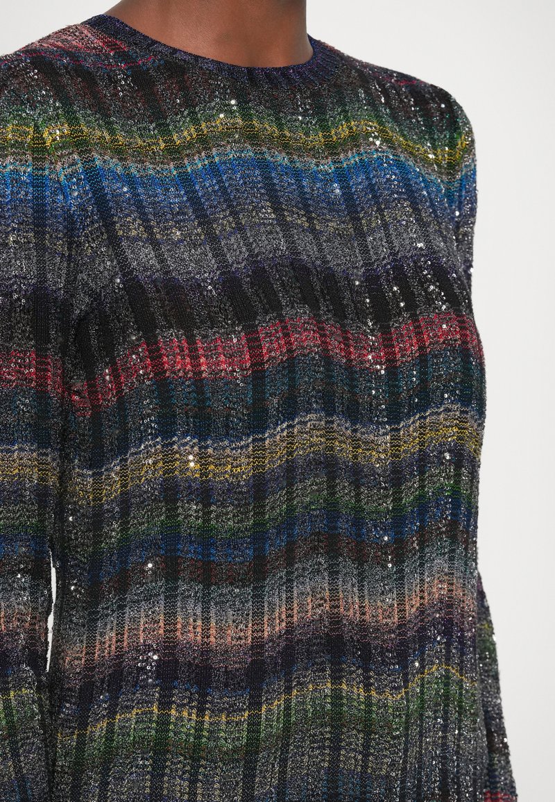 Strikket pullover med multikolor horisontale striber i forskellige nuancer, med en struktureret, glitrende finish og en rund halsudskæring.