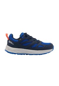 Chaussure de sport bleue avec tige en mesh et synthétique, surface texturée, semelle intermédiaire blanche et onglet au talon orange. Présente des nuances contrastées de sombres et claires.
