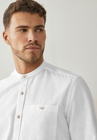 Next LINEN BLEND ROLL SLEEVE SHIRT WITH GRANDAD COLLAR - Košile - white