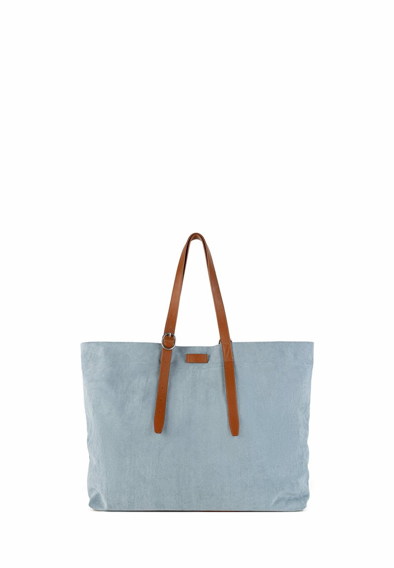 Svijetloplava torba izrađena od mekanog materijala, s smeškim kožnim trakama i prstenastim naglaskom blizu vrha. Jednostavan pravokutni oblik.