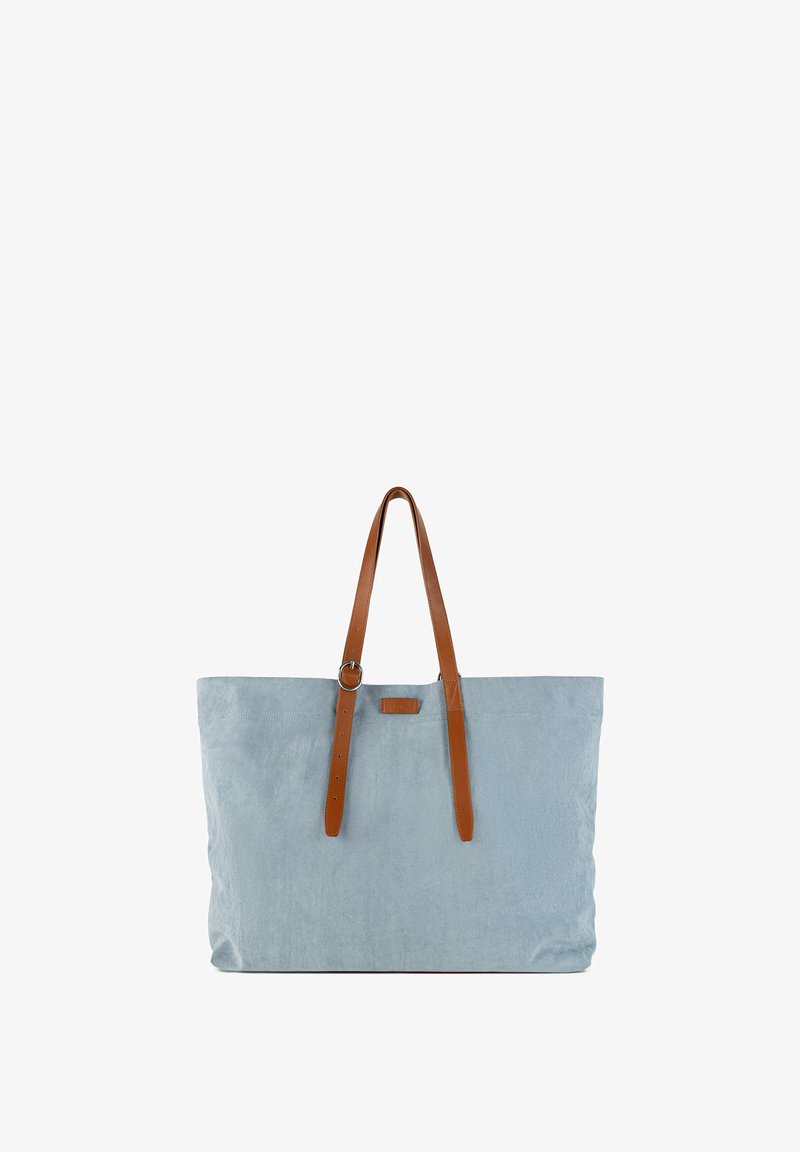 Világoskék, puha anyagból készült táska, barna bőrszíjakkal és gyűrűs díszítéssel a tetején. Egyszerű téglalap alakú.