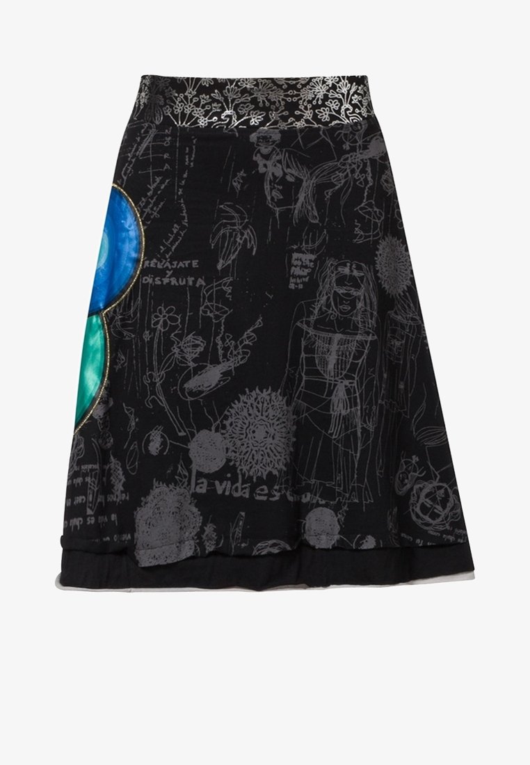Jupe noire avec des dessins blancs de style croquis de fleurs, de visages et de texte, avec des formes abstraites bleues et vertes sur le côté gauche.