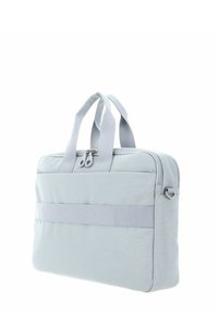 Sacoche pour ordinateur portable en tissu gris avec double poignées, fermeture éclair et poche avant. Présente une texture lisse et un design simple et rectangulaire.