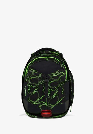 Sac à dos noir avec un motif abstrait vert, des bretelles réglables, un compartiment principal zippé et un accent rouge en bas.