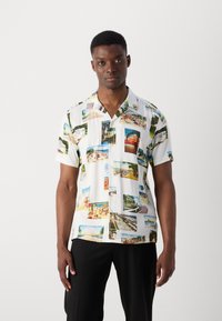 Korte ærmer, skjorte med krave i hvid med livlige fotoprint af strande og palmer; letvægts, glat stof med en afslappet pasform.