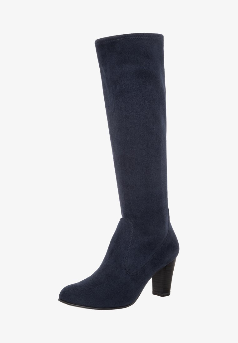 Botas de ante azul marino hasta la rodilla con punta puntiaguda y tacón apilado. Textura lisa sin patrones visibles ni detalles de herrajes.