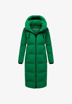 Abrigo largo acolchado verde con cuello alto, cremallera frontal, bolsillos laterales y detalles en negro en los puños y la cremallera. Acabado textil suave.