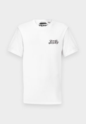 Biele tričko s krátkym rukávom a kruhovým výstrihom so malým čiernym logom "Pepsi-Cola" na ľavej strane hrudi a značkovou visačkou na krku.