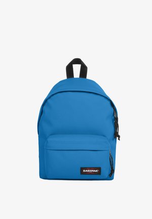 Sac à dos en tissu bleu avec une forme arrondie, des accents noirs, une poche zippée à l'avant et une anse supérieure. Présente le logo Eastpak à l'avant.