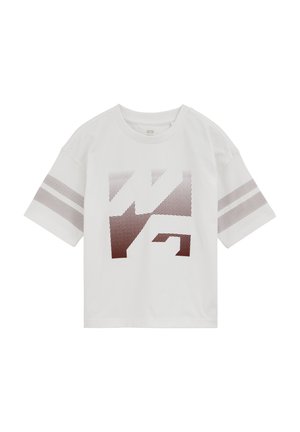 Biała koszulka z krótkim rękawem, z dwoma poziomymi brązowymi paskami na każdym rękawie oraz dużą abstrakcyjną grafiką w brązowym gradientzie na przodzie.