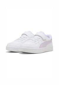 Baskets de sport blanches en matériau synthétique avec une finition texturée. Comprend une sangle unique, un design à lacets et un accent violet sur le côté.