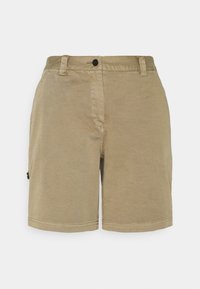 Beige knälånga shorts med bälteslopp, knapp- och dragkedjestängning framtill, samt sidofickor mot en enfärgad vit bakgrund.