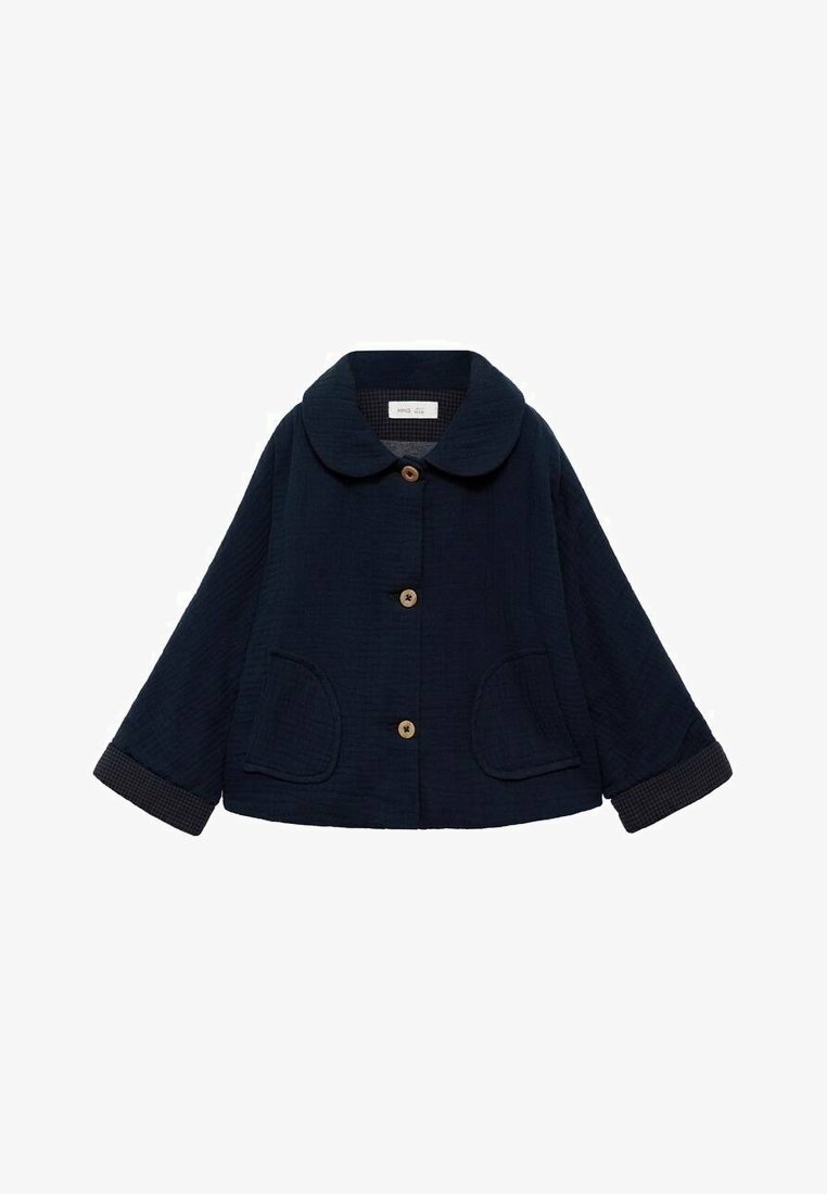 Veste matelassée bleu marine avec un col arrondi, fermeture à boutons sur le devant, deux poches et des poignets à motif à carreaux noirs.