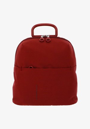 Zaino di tessuto rosso con superficie texturizzata, manico arrotondato, doppie cerniere e una tasca frontale. Forma compatta con finitura opaca.