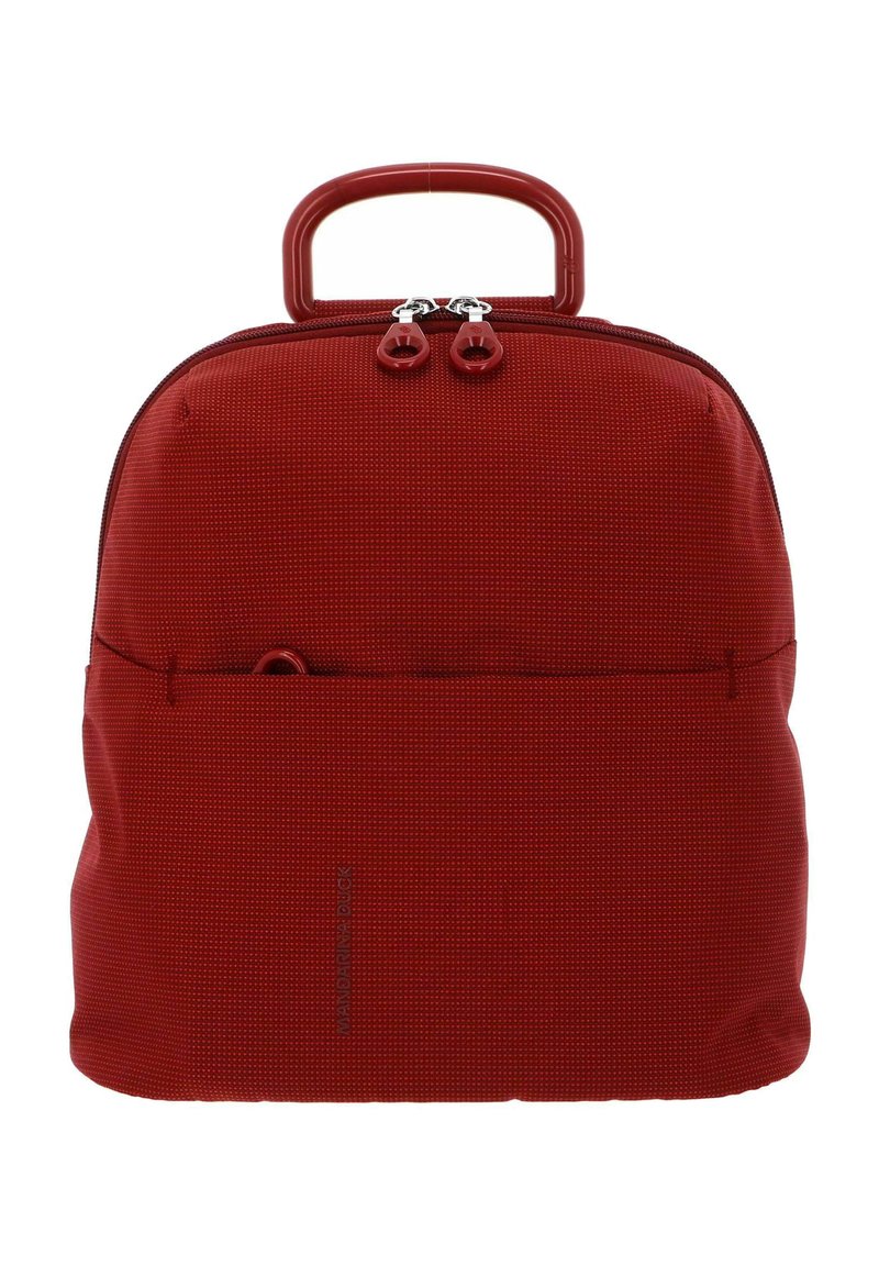 Sac à dos en tissu rouge avec une surface texturée, une poignée arrondie, des doubles fermetures éclair et une poche avant. Forme compacte avec une finition mate.