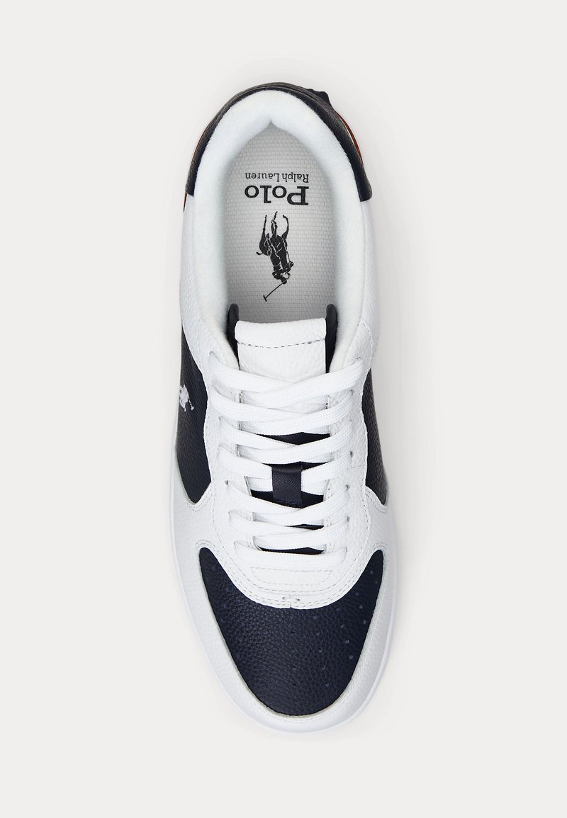 Sneaker bianco con dettagli blu navy, tomaia in tessuto testurizzato, punta tonda e sei occhielli. Presenta un logo laterale e una fodera morbida.