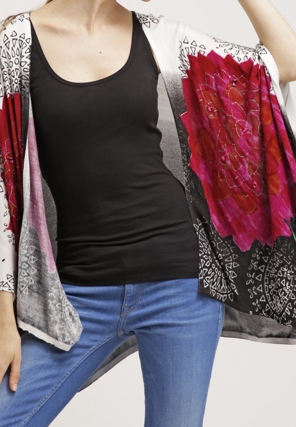 Prenda de estilo kimono con un patrón floral multicolor en rosa y negro, fabricada en un tejido ligero. Presenta un frente abierto y mangas fluidas.