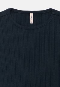 Granatowy, prążkowany top z okrągłym dekoltem i miękką teksturą, z metką marki wszytą wewnątrz.