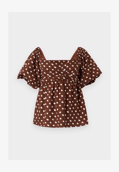 Καφέ μπλούζα με κοντά μανίκια και λευκά πουά, φουσκωτά μανίκια, τετράγωνο ντεκολτέ και λεπτομέρεια με σούρα στη μέση.