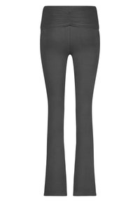 Pantalon de yoga évasé de couleur gris foncé avec une ceinture large et froncée, en tissu lisse et extensible. Présente une coupe ajustée sans coutures visibles.