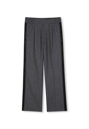 Pantalon gris à jambes larges avec un motif discret à pois et des bandes latérales noires comportant de petits détails textuels, taille élastique et plis devant.