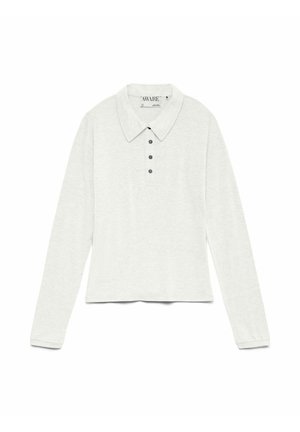 Svetlo siva polo majica z dolgimi rokavi, s koničastim ovratnikom in štirimi temnimi gumbi na sprednji dataplatvi.