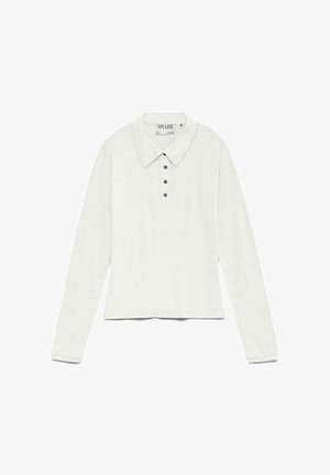 Polo à manches longues gris clair avec un col pointu et quatre boutons foncés sur la patte de boutonnage avant.