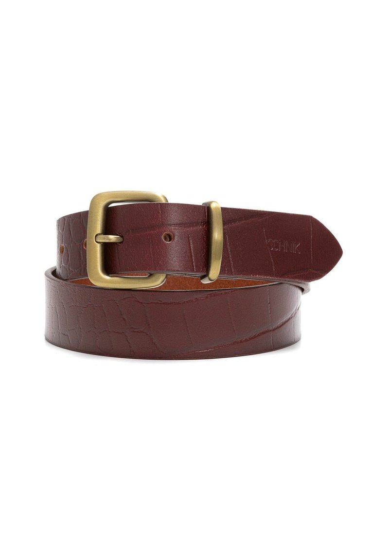Bordowy skórzany pasek z teksturowanym wzorem krokodyla, wyposażony w mosiężną klamrę i kilka otworów do regulacji rozmiaru.