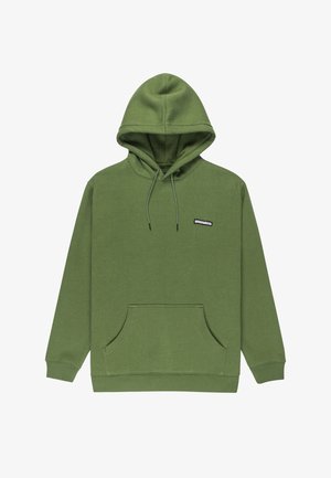 Zielona bawełniana bluza z kapturem z kieszenią kangurką, regulowanymi sznurkami i małą czarną naszywką z logo na piersi. Miękka tekstura.