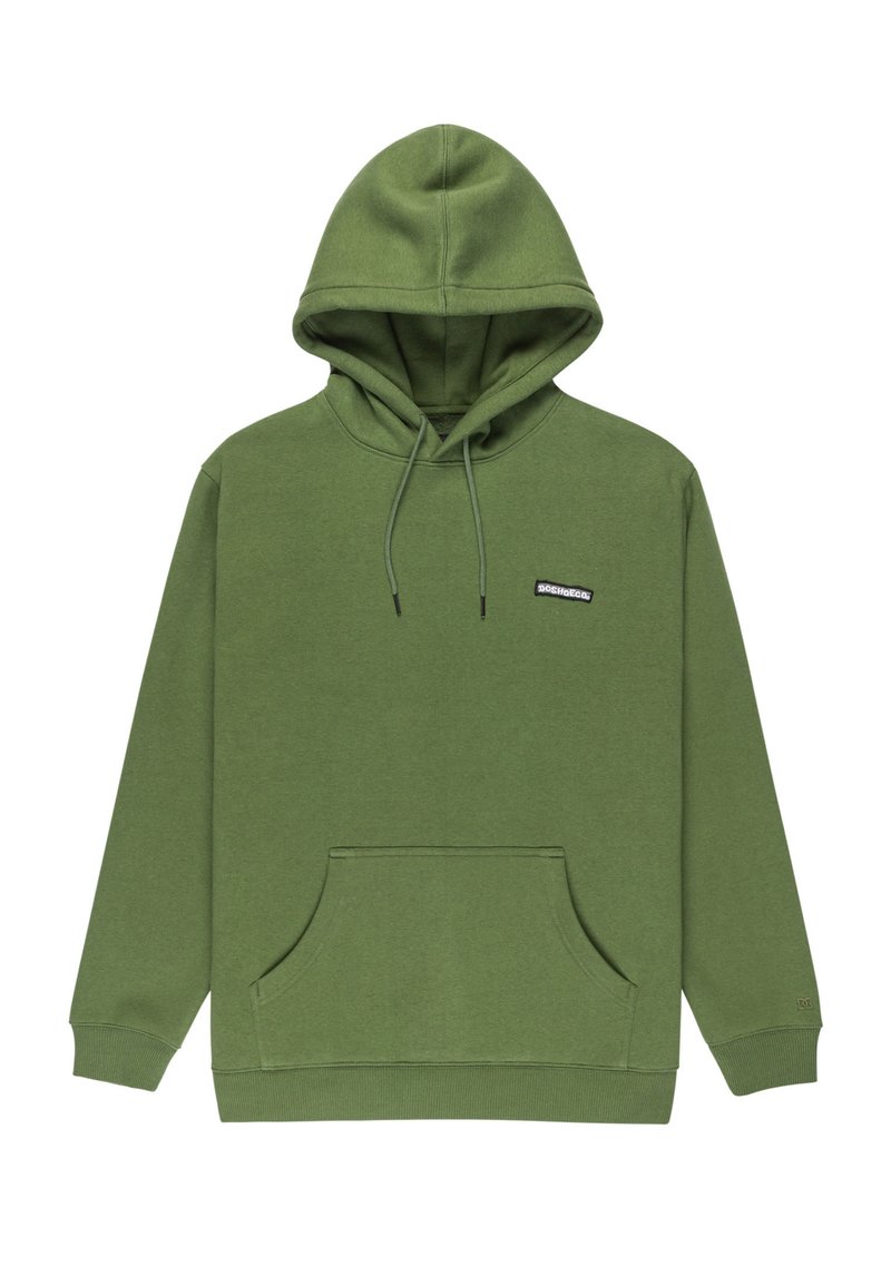 Groene katoenen hoodie met een kangoeroezak, verstelbare drawstrings en een klein zwart logopatch op de borst. Zachte textuur.