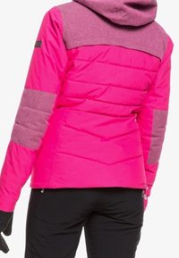 Giacca a vento fucsia con yoke rosa melange, texture trapuntata e toppe ai gomiti. Presenta un cappuccio e un design slim fit.