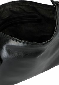 Bolso de cuero negro con textura suave, que cuenta con una parte superior con cremallera y un interior con un patrón oscuro. Forma redondeada con un hardware mínimo.