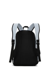 Sac à dos noir et bleu clair avec un dos en maille texturée, des bretelles rembourrées et réglables, et un design épuré pour le confort.