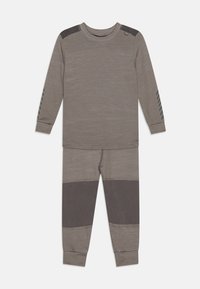Twee-delige set bestaande uit een langmouwtop en een broek van lichtbruin gaasmateriaal. Accenten omvatten donkere vlekken en gestreepte details op de mouwen.