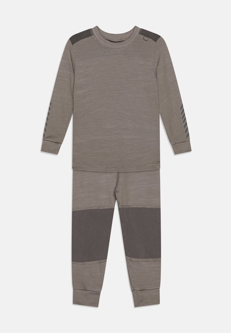 Két részes szett, amely egy hosszú ujjú felsőből és nadrágból áll, világosbarna hálós anyagból. Kiemelkedő jellemzők a sötétebb foltok és a csíkos részletek az ujjakon.