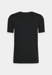 Černé triko s krátkým rukávem a kulatým výstřihem. Hladká tkanina, jednoduchý design, bez vzorů nebo akcentů. Zobrazeno ze zadní strany.