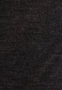 Schwarzer Strickstoff mit einer leicht texturierten Oberfläche, der ein einheitliches Muster und ein weiches, warmes Aussehen aufweist. Eignet sich für Bekleidung oder Accessoires.