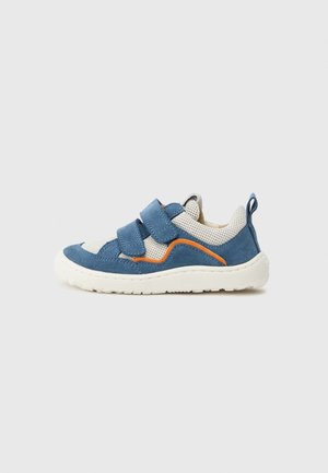 Sneaker in camoscio blu e rete con due cinturini in velcro, suola bianca, linea accentata arancione e linguetta del tallone imbottita per il comfort.